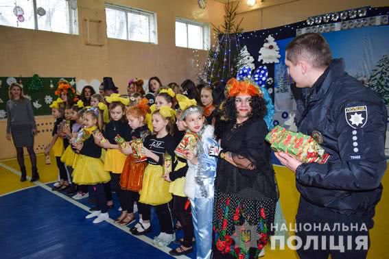 У Очакові поліцейські вручили подарунки дітям санаторної школи