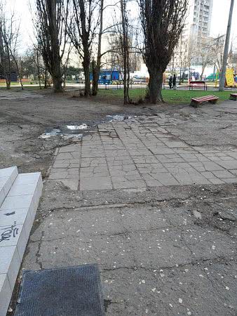 В Николаеве тротуары на площади Победы пришли в полную негодность
