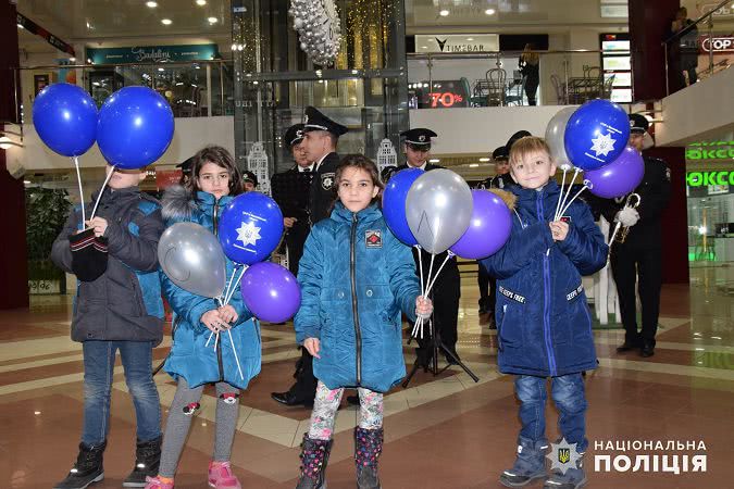 На изображении может находиться: 4 человека, люди стоят и обувь