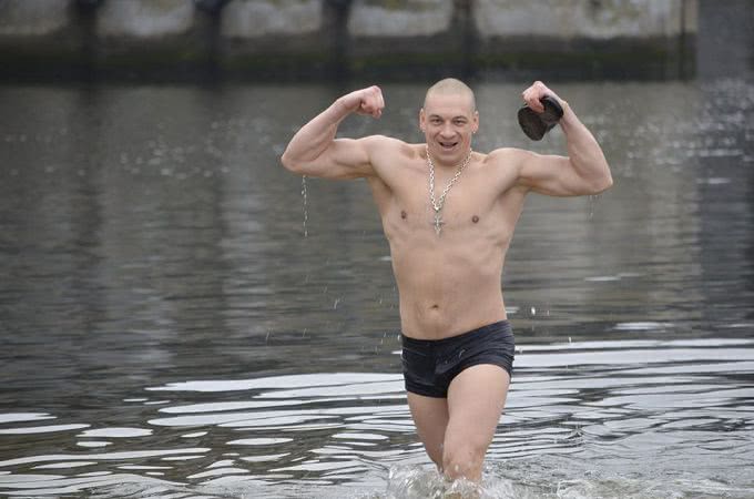 С купания в ледяной воде начали свой день николаевские полицейские