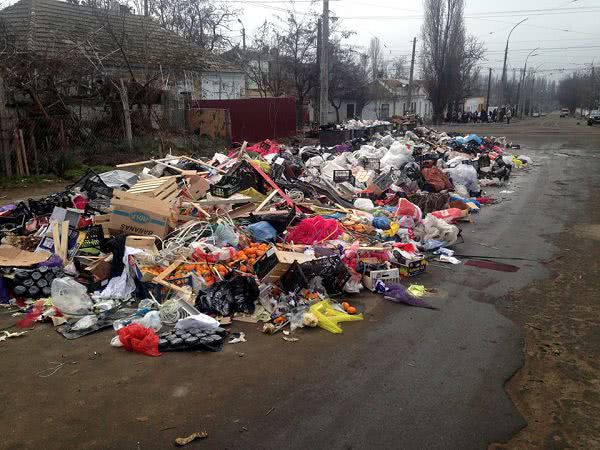 В Центре Николаева уже неделю не могут убрать свалку