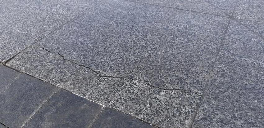 Появилось объяснение причин, почему идут трещины по тротуарной плитке на Соборной в Николаеве