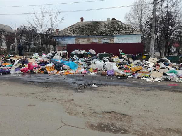 В центре Николаева образовалась огромная свалка мусора