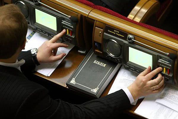 Зеленский подписал закон об ответственности нардепов за «кнопкодаство»: штраф до 85 тысяч гривень