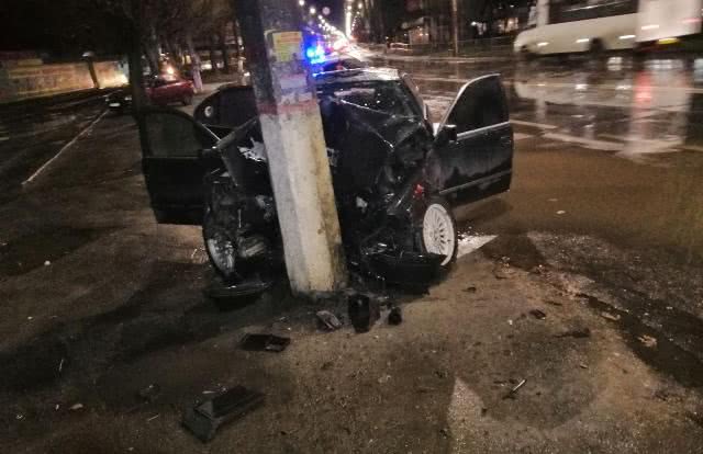 В Николаеве автомобиль BMW врезался в электроопору - пострадали водитель и пассажир