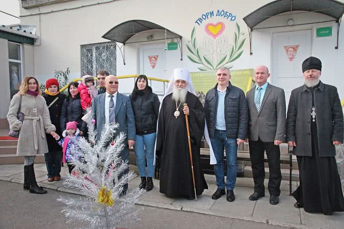 С подарками пришли гости в Николаевский городской приют для граждан пожилого возраста — фото