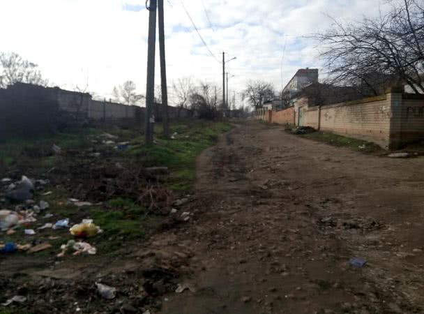 В Николаеве люди живут на улице, где свалка мусора, бегает стая собак, а на дороге сплошные ямы