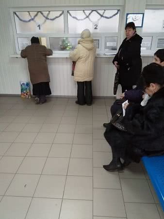 Огромные очереди образовались возле кассы коммунального предприятия в Николаеве