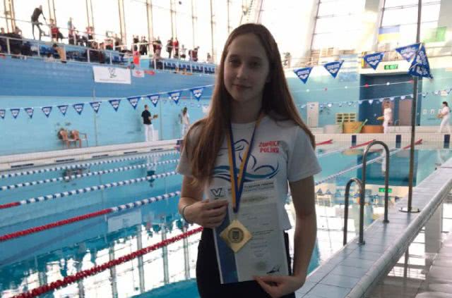 Юная спортсменка Зубрич Полина победила на двух дистанциях на зимнем Чемпионате Украины по плаванию