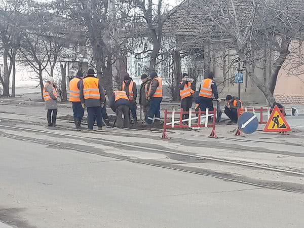 Маленький участок трамвайной линии в Николаеве ремонтируют 11 человек