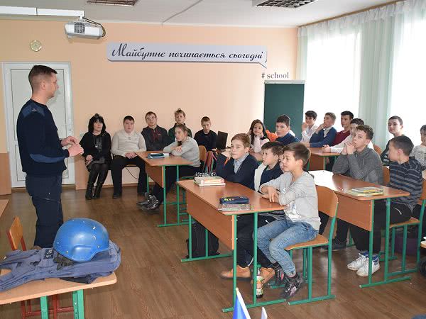 В Миколаєві рятувальники розповіли школярам про вибухонебезпечні предмети та як діяти у разі їх виявлення