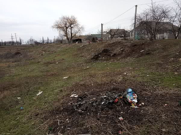 В райцентре Николаевской области местные жители замусорили микрорайон