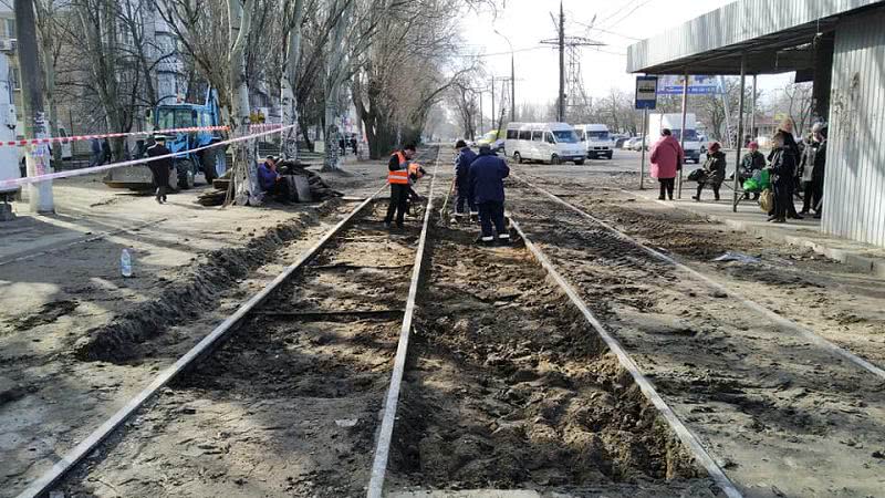 Возле трамвайной остановки в Николаеве проводят ремонтные работы