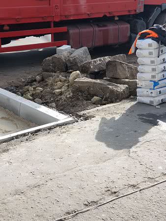 В центре Николаева уложили бетонные бордюры вместо гранитных