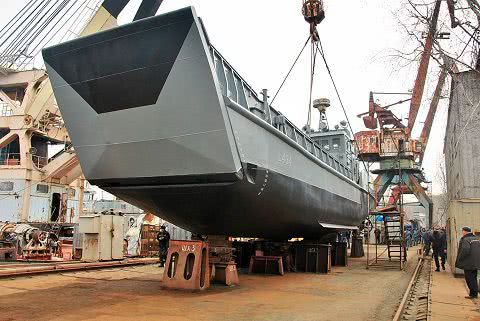 На Николаевском судостроительном заводе после доковой части ремонта спустили на воду десантный катер «Сватово»