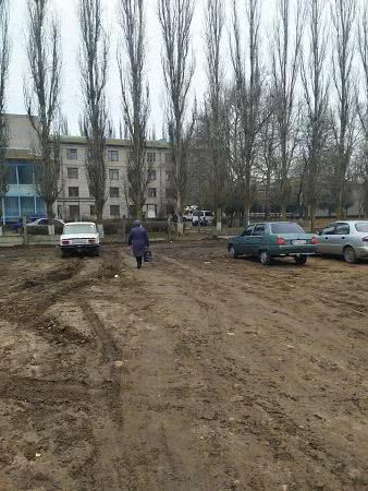 По бездорожью, ямам и болоту добираются люди в больницу в райцентре на Николаевщине