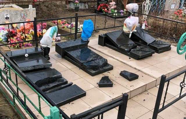 На Николаевщине пьяные ученицы лицея разбили надгробные плиты на кладбище