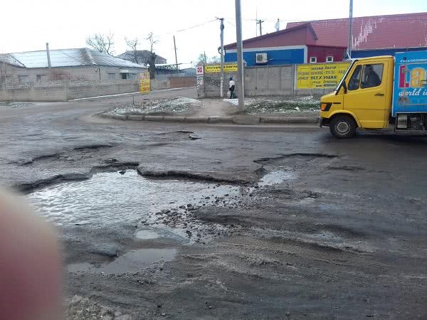 Жители Николаевщины не могут проехать по плохой дороге из одного района в другой — видео