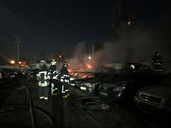 На штрафплощадке в микрорайоне Одессы сгорели 20 автомобилей — фото