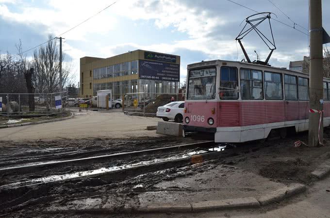 В Николаеве частично перекрыто движение для автотранспорта из-за ремонта канализационного коллектора