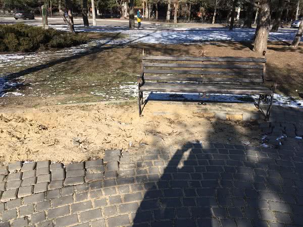 Вместо песочницы дети играют тротуарной плиткой в парке Николаева