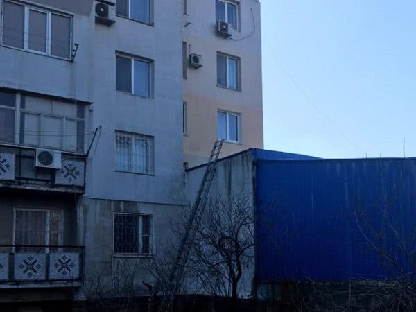 В Одессе на крыше пристройки магазина нашли мертвую женщину без одежды