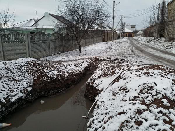 В Николаеве уже несколько месяцев разрытая яма стоит полная воды