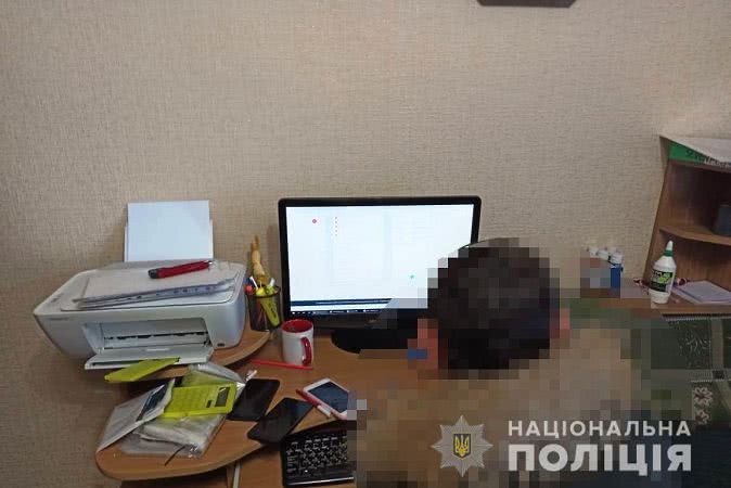 Миколаївські кіберполіцейські викрили чоловіка у незаконному втручанні в роботу онлайн-платежів