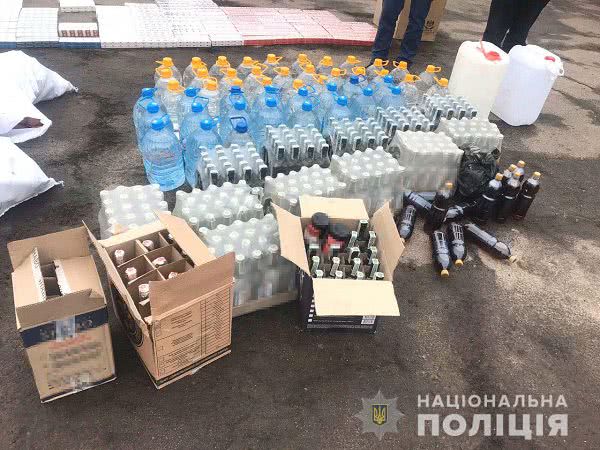 В Ровно полицейские изъяли более полтонны фальсифицированного алкоголя и более двух тысяч пачек сигарет — фото