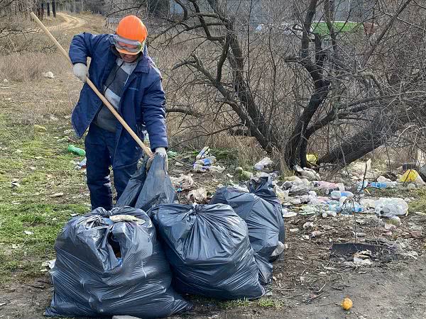 Николаевские портовики собрали более 200 мешков мусора с обочин дороги