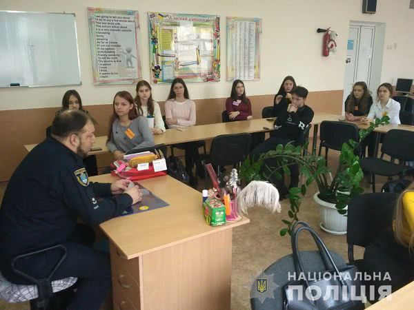 Николаевские полицейские провели беседу в рамках акции «Мой выбор — жизнь без наркотиков» со старшеклассниками