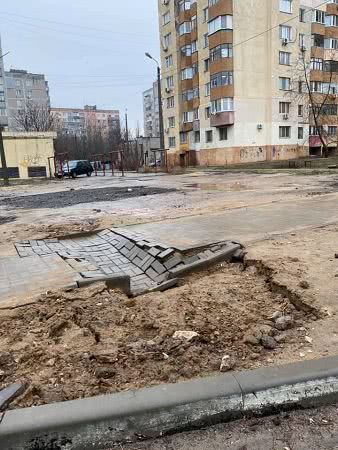 В Николаеве кабель проложили, а тротуарную плитку разрушили — фото
