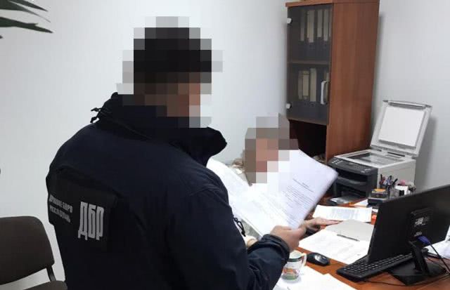 700 долларов за прохождение проверки: в Николаеве за вымогательство задержали сотрудницу ДАБИ