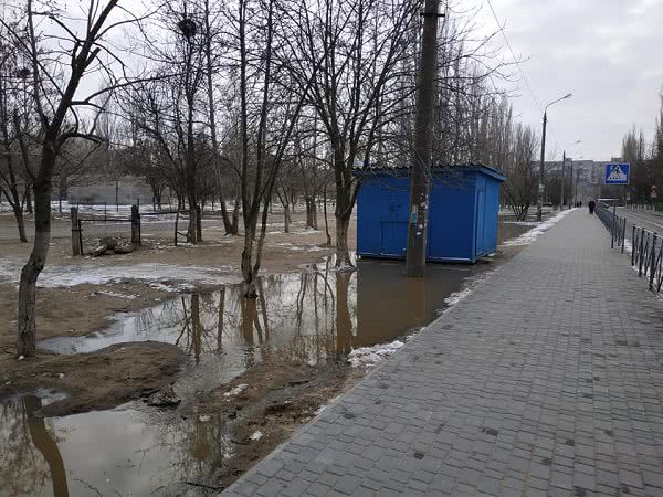 В Николаеве канализация заливает проспект