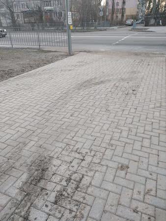 В Николаеве граждане жалуются на то, что коммунальщики разбили новую плитку