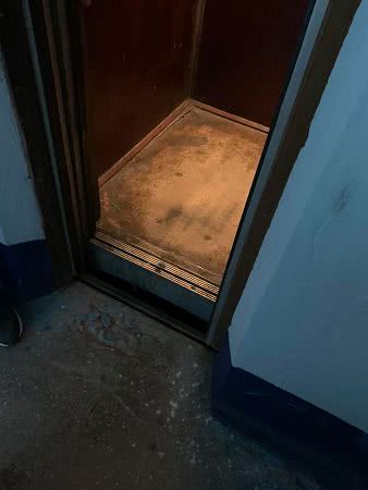 В Николаеве женщина застряла в лифте, а дозвониться в «Николаевлифт» и получить помощь не смогла