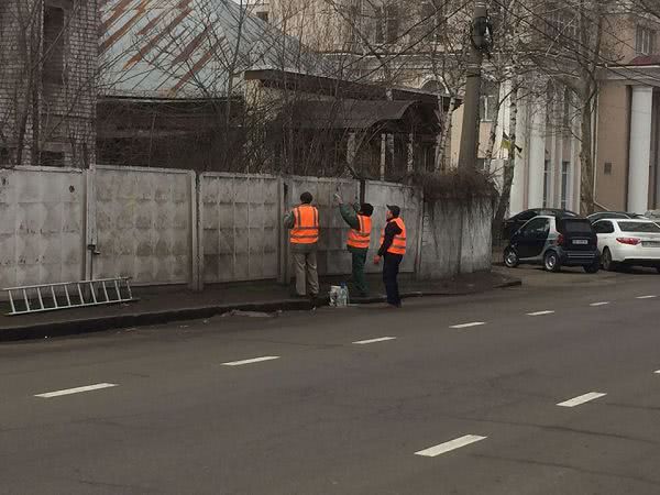 В центре Николаева ликвидировали запрещенные надписи на заборах