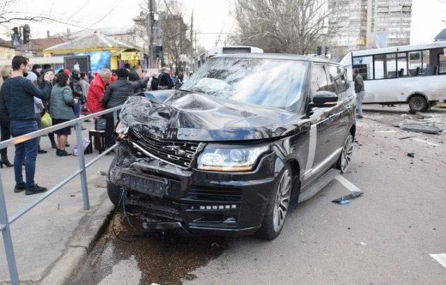 Водителю Range Rover следователи сообщили о подозрении в совершении ДТП с маршрутным такси, в котором погибла женщина