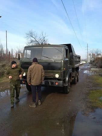 В Николаеве военные без опознавательных знаков проводят земляные работы в гаражном кооперативе, разрушая дорогу