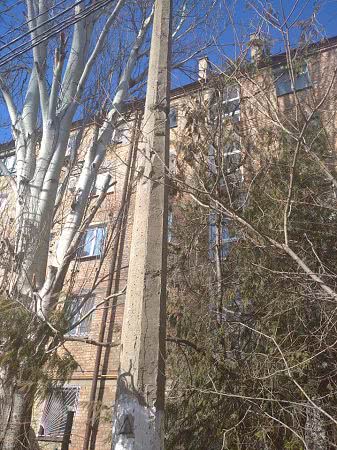 Жители Николаева волнуются о своей безопасности: аварийный столб и система наружного освещения может рухнуть в любой момент