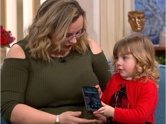 Двухлетняя девочка спасла жизнь своей матери, отправив видеозвонок
