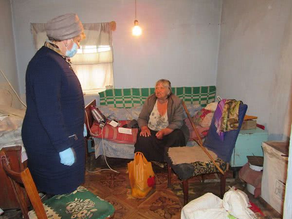 На Николаевщине предприниматель Березанской ОТГ раздала пожилым людям продуктовые наборы