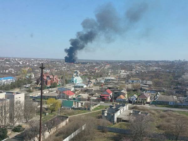 У Миколаєві вогнеборці ліквідували пожежу очерету на площі 2 га