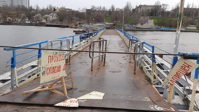 Горожане продолжают ходить по пешеходному мосту Николаева, несмотря на аварийное состояние