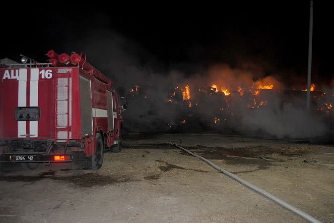 На Миколаївщині вогнеборці ліквідували масштабну пожежу соломи