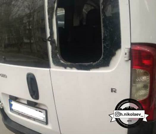 В Николаеве ночью произошла кража: разбили стекло автомобиля и забрали содержимое