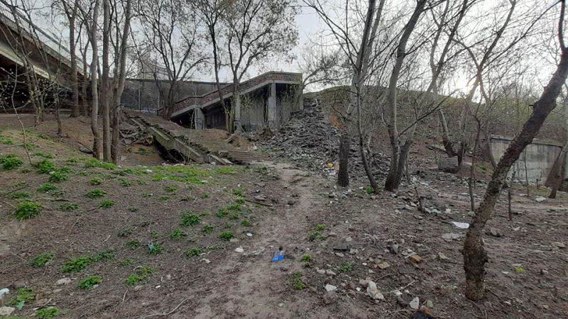 Кучи мусора и аварийная лестница возле Ингульского моста беспокоит жителей Николаева
