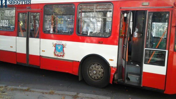 В Николаеве водитель троллейбуса проехал мимо остановки, разговаривая по телефону, не забрав пассажиров