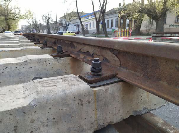 В Николаеве на песок уложили старые рельсы и треснувшие шпалы на трамвайные пути — фото