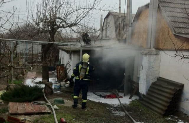 В Николаеве рядом с жилым домом горел гараж